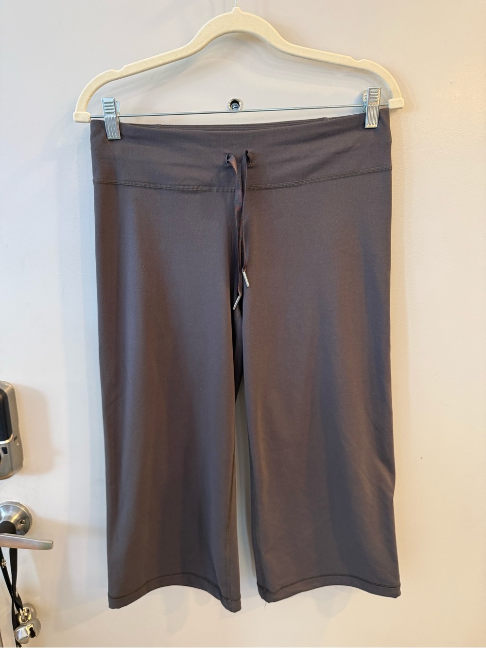 Women’s Wide-Leg Drawstring Cropped Yoga Pants in Charcoal